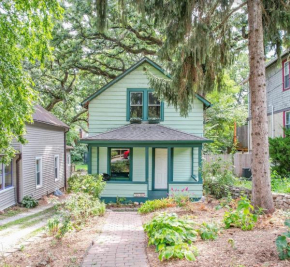 2 Bedroom House with Outdoor Oasis Near Downtown